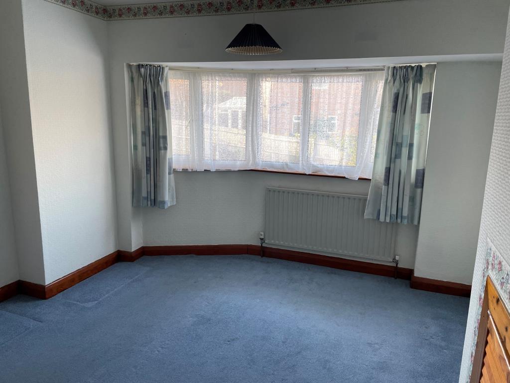 Lot: 77 - HOUSE WITH DRIVEWAY AND GARDENS IN NEED OF UPDATING -
